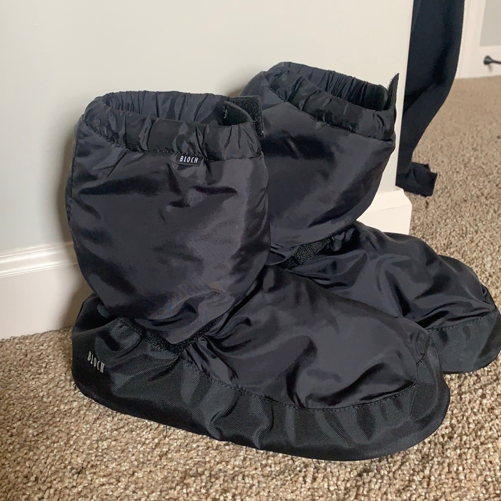 I’m selling these Black - Bloch - US size 5.5 - Ballet foot warmers